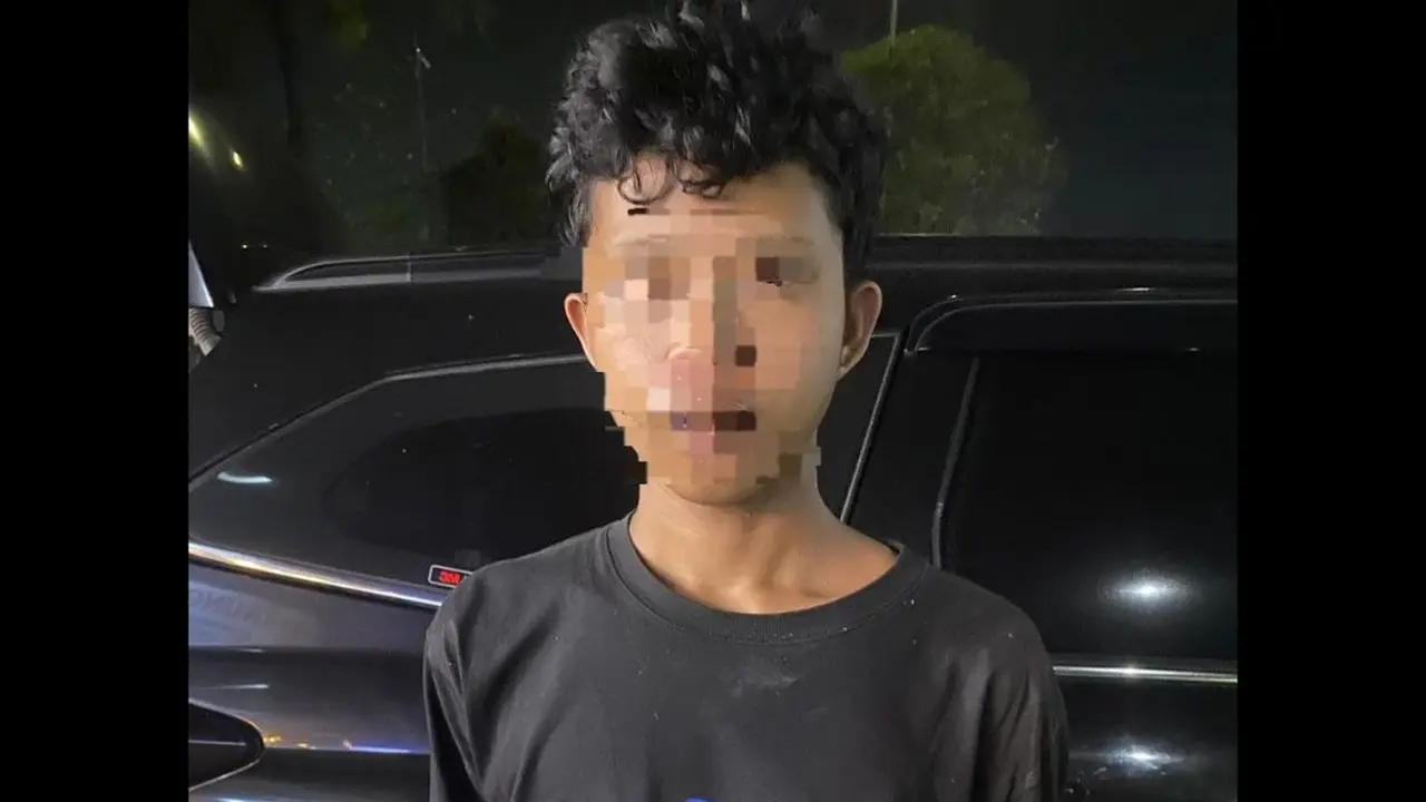 MR (20), pemuda asal Jawa Tengah, diringkus tim Tekab 308 Polres Lampung Selatan terkait kasus love scamming.