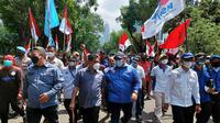 Ribuan buruh yang tergabung dalam KSPSI dan KSPI melakukan aksi demonstrasi di Jakarta, Rabu (8/12).