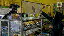 Penjual melayani pembeli di warteg kawasan Jakarta, Rabu (27/1/2021). Komunitas Warteg Nusantara (Kowantara) menyatakan, sekitar 50 persen atau 20.000 unit warteg di Jabodetabek akan gulung tikar tahun ini disebabkan tidak mampu membayar atau memperpanjang sewa tempat. (Liputan6.com/Faizal Fanani)