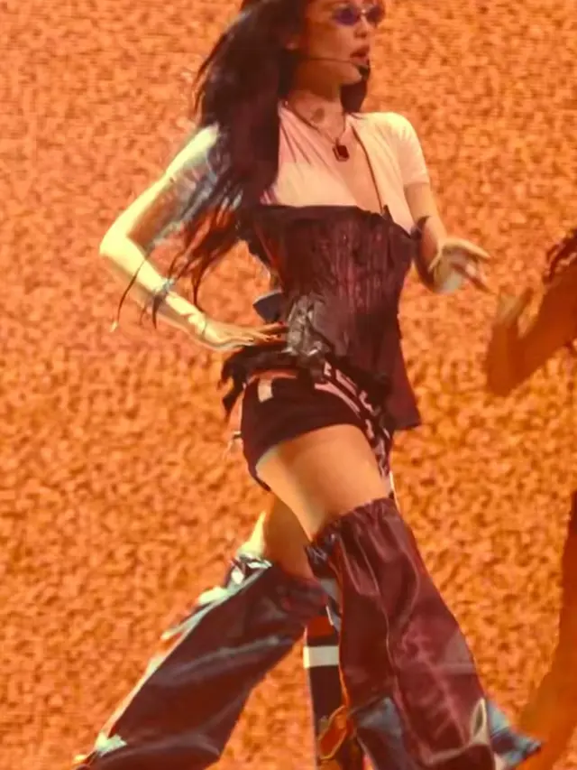 Busana Jennie di konser The Ruby Experience memicu perdebatan. (credit:instagram.com/jennierubyjane)