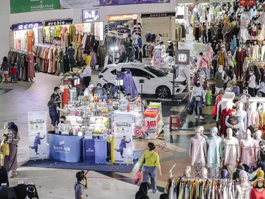Suasana Pasar Tanah Abang di Jakarta, Minggu (10/10/2021). Dilonggarkannya kebijakan PPKM di Jakarta membuat aktivitas perdagangan di Pasar Tanah Abang kembali bangkit. (Liputan6.com/Faizal Fanani)