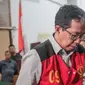 Terdakwa kasus dugaan penghilangan barang bukti pengaturan skor, Joko Driyono berdiskusi dengan kuasa hukum saat sidang putusan di PN Jakarta Selatan, Selasa (23/7/2019). Majelis hakim memvonis mantan Plt Ketua Umum PSSI Joko Driyono 1 tahun 6 bulan penjara. (Liputan6.com/Faizal Fanani)