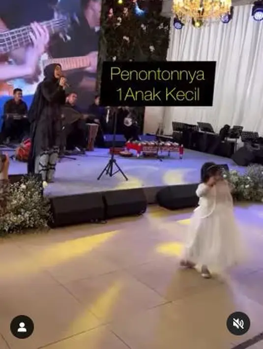 Awal bernyanyi, Tantri Kotak hanya ditonton satu orang dan itu adalah anak kecil. (Foto: Instagram/@tantrisyalindri)
