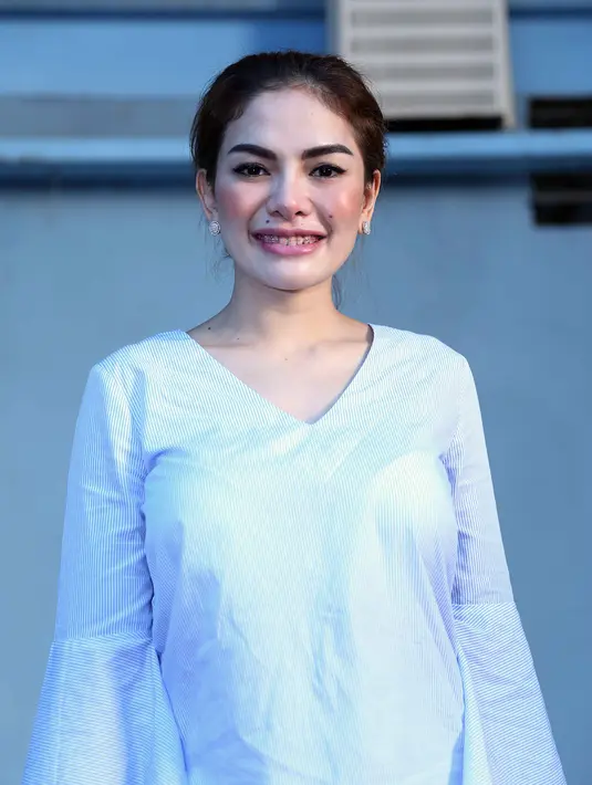 Dalam video itu, bintang film Comic 8 itu terlihat berjalan dengan cuek di keramaian. Ia juga memperlihatkan keseruan berlibur ke beberapa tempat negeri Sakura tersebut. (Nurwahyunan/Bintang.com)