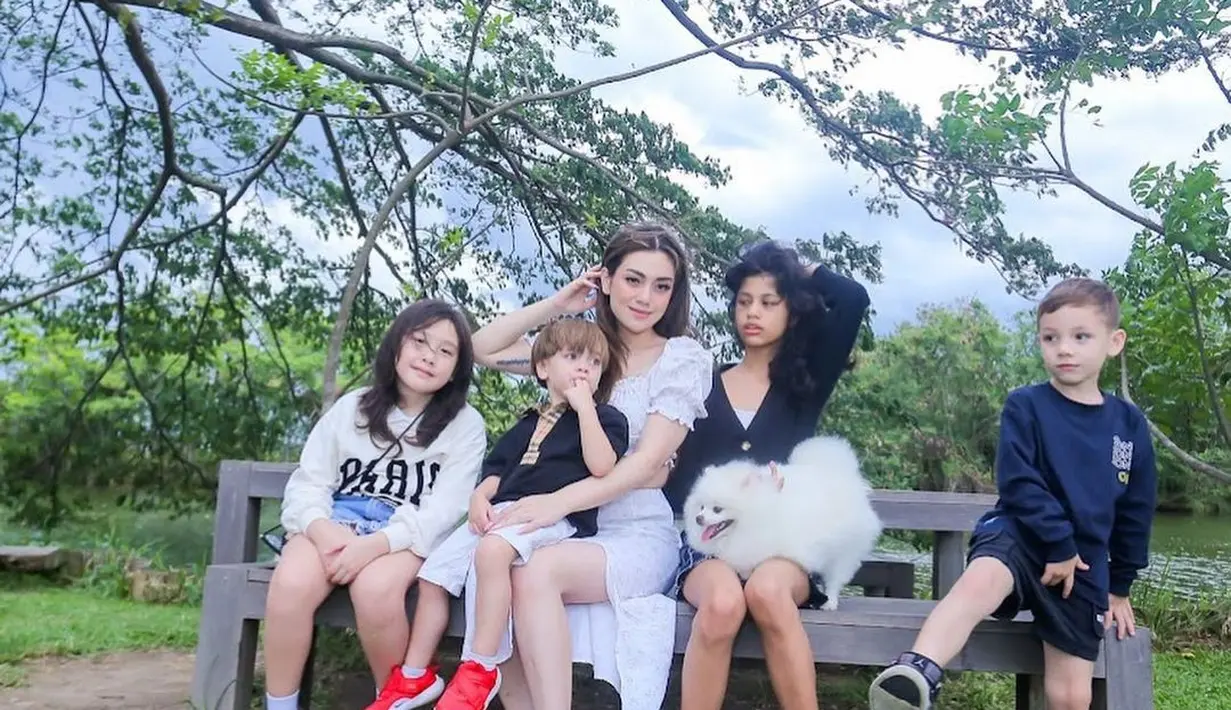 Sekedar informasi, Celine pertama menikah dengan Dirly Idol (2012-2013). Tiga tahun menjadi single parent, Celine menikah lagi dengan Stefan William pada tahun 2016. Pernikahan keduanya kandas pada 2021 lalu. [Instagram/celine_evangelista]