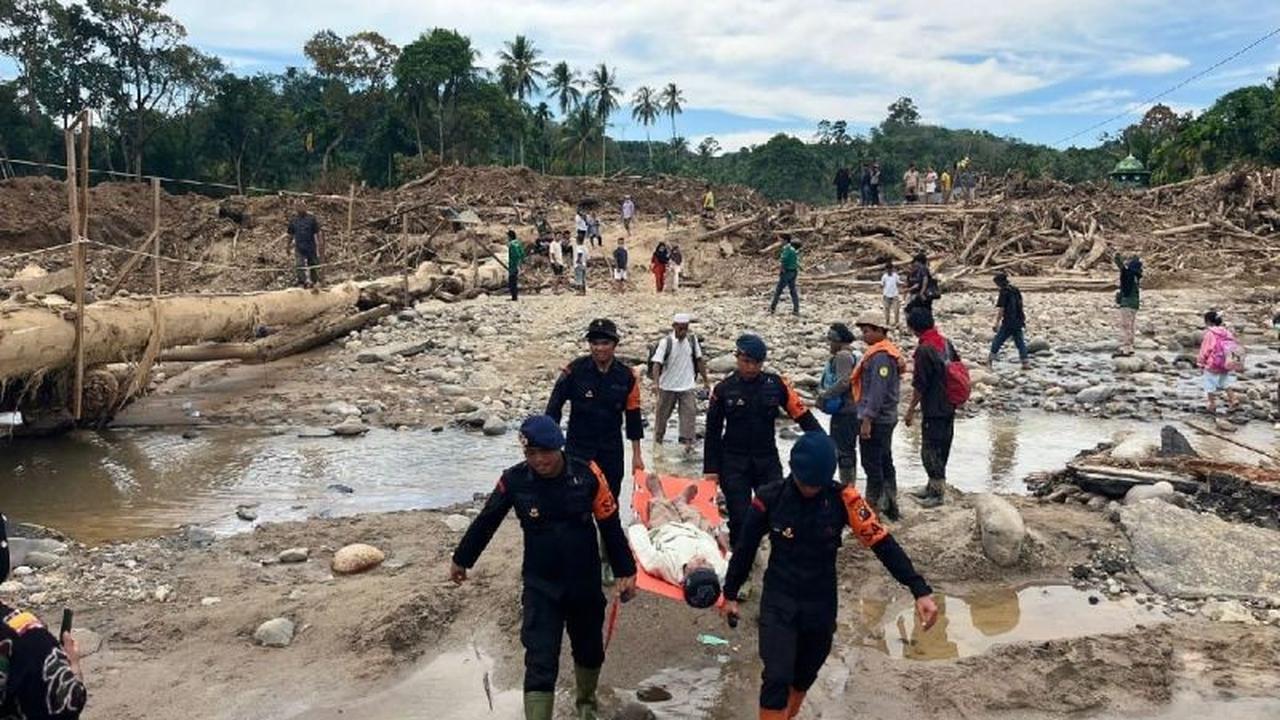 Polda Sumut Sigap Evakuasi Warga Sakit di Tapanuli Selatan Pascabencana