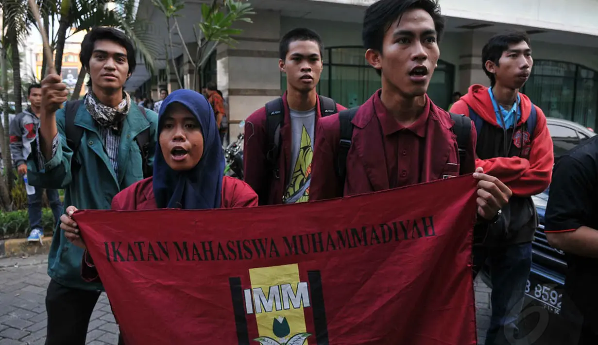 Dalam aksinya di kawasan Fatmawati, Jakarta, mahasiswa mengancam akan menyerbu rumah dan kantor Wimar dengan jumlah massa yang lebih banyak jika tuntutan mereka tidak dipenuhi, Jumat (20/6/14). (Liputan6.com/Johan Tallo)