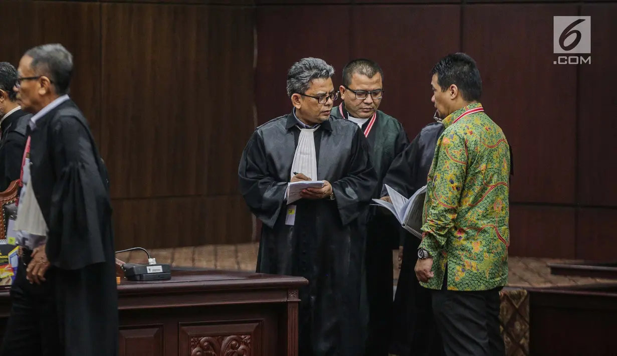 Tim Hukum Prabowo-Sandiaga berunding usai hakim menskors sidang putusan hasil sengketa pilpres 2019 di Gedung Mahkamah Konstitusi (MK), Jakarta, Kamis (27/6/2019). Hakim Ketua Anwar Usman menskors sidang selama satu jam untuk istirahat dan salat. (Liputan6.com/FaizalFanani)