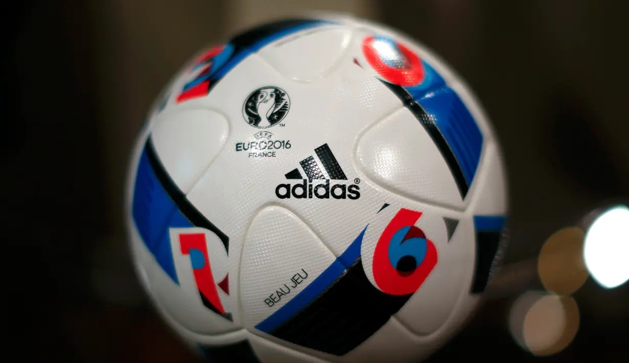 Bola resmi gelaran Piala Eropa 2016 di Prancis ditampilkan saat acara  rapat tahunan Adidas di kota Bavarian, Nuremberg , Jerman , 12 Mei 2016. Bola ini nantinya dipakai selama pertandingan piala Eropa berlangsung. (REUTERS / Michaela Rehle)  