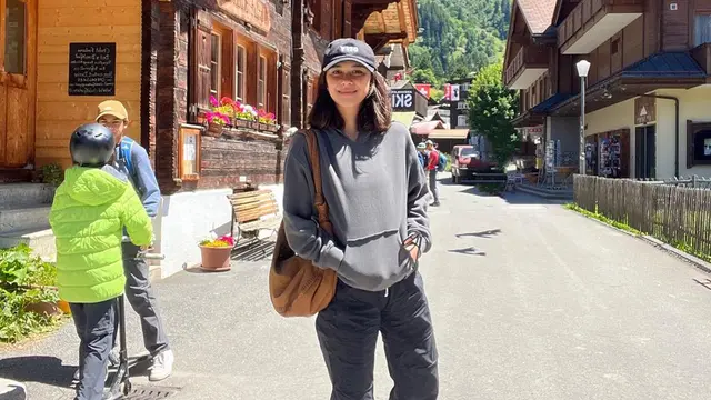 FOTO: Momen Liburan Seru Keluarga Nana Mirdad dan Andrew White di Swiss