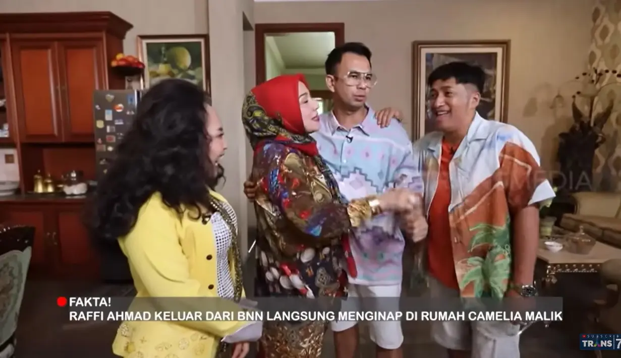 Keluarga Raffi langsung membawa ke rumah Camelia Malik karena menghindari kejaran awak media. "Ibunya lah yang paling aku enggak tega, tapi kan di BNN ini Raffi udah dikerubungin sama media. Kalau di rumah ibunya pasti sudah ditungguin (media)," kata Camelia. [Youtube/TRANS7 OFFICIAL]