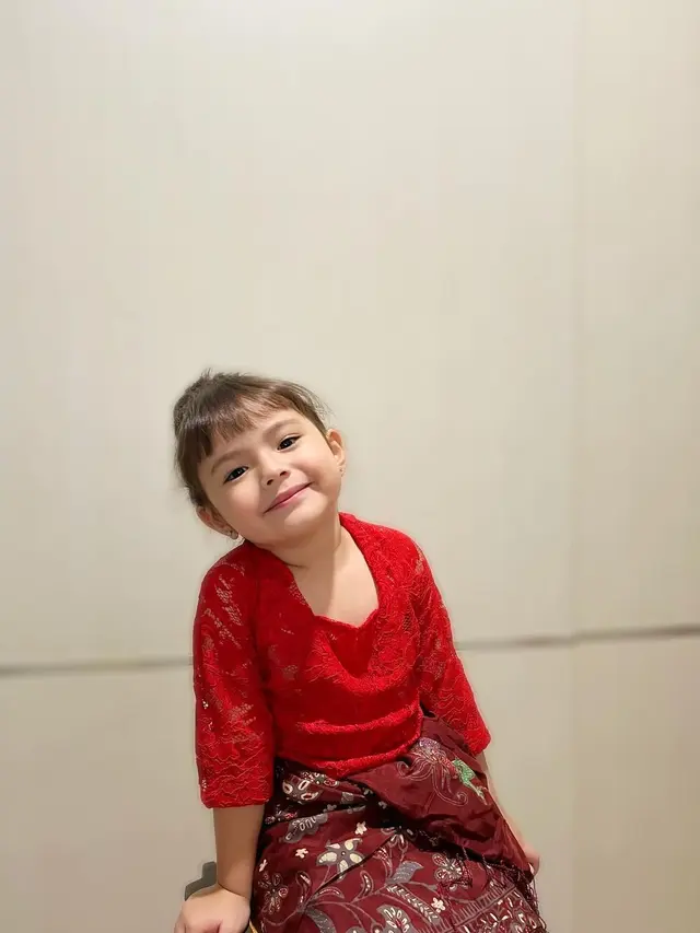 Gaya Manis Chloe Emmanuelle, Putri Asmirandah Kenakan Kebaya di Hari Kartini, Tampil Ayu dengan Wajah Bule