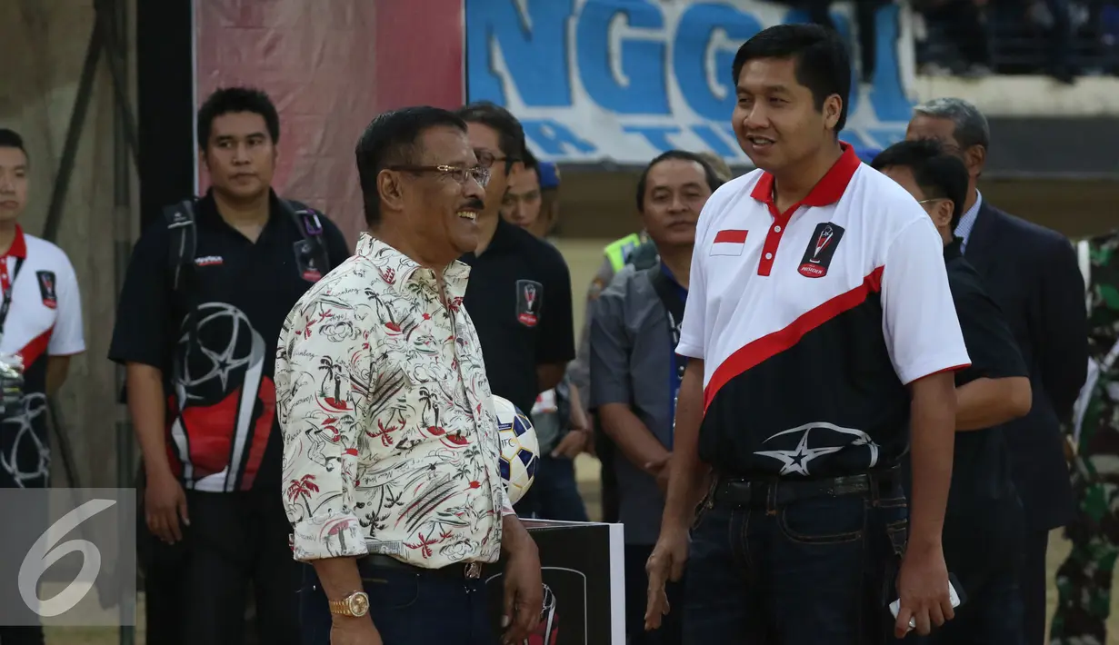 Manajer Persib, Umuh Muchtar (ketiga kiri) berbincang dengan Maruarar Sirait jelang laga melawan PBFC di Perdelapan Final Piala Presiden 2015 melawan PBFC di Stadion Si Jalak Harupat, Bandung, Sabtu (26/9/2015). (Liputan6.com/Helmi Fithriansyah)