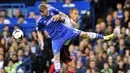 Duel Andre Schurrle dan Steve Sidwell pada pertandingan sepak bola Liga Utama Inggris antara Chelsea vs Fulham di Stamford Bridge, London (21/09/13). (AFP/Glyn Kirk)