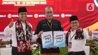 Pasangan calon presiden dan calon wakil presiden Anies Baswedan dan Muhaimin Iskandar atau Cak Imin (AMIN) menyerahkan syarat pencalonan menjadi presiden dan wakil presiden kepada Ketua KPU KPU Hasyim Asy'ari di Kantor KPU, Jakarta, Kamis (19/10/2023). (Liputan6.com/Faizal Fanani)