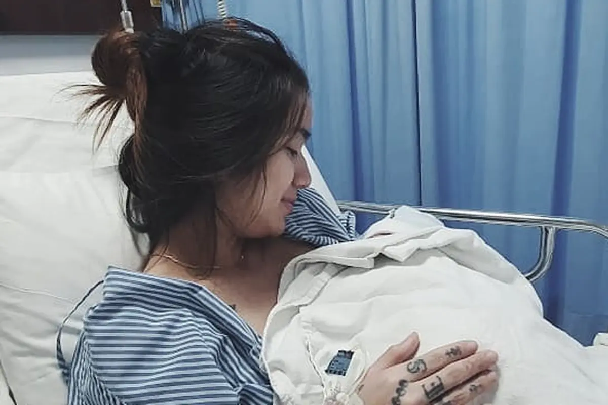 Lahirkan Anak Keempat, Ini 6 Momen Persalinan Sheila Marcia