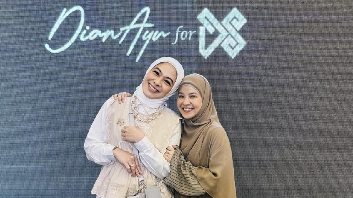 6 Gaya Outfit Seru Dian Ayu dan Natasha Rizky, Bestie For Life dengan Style Inspiratif