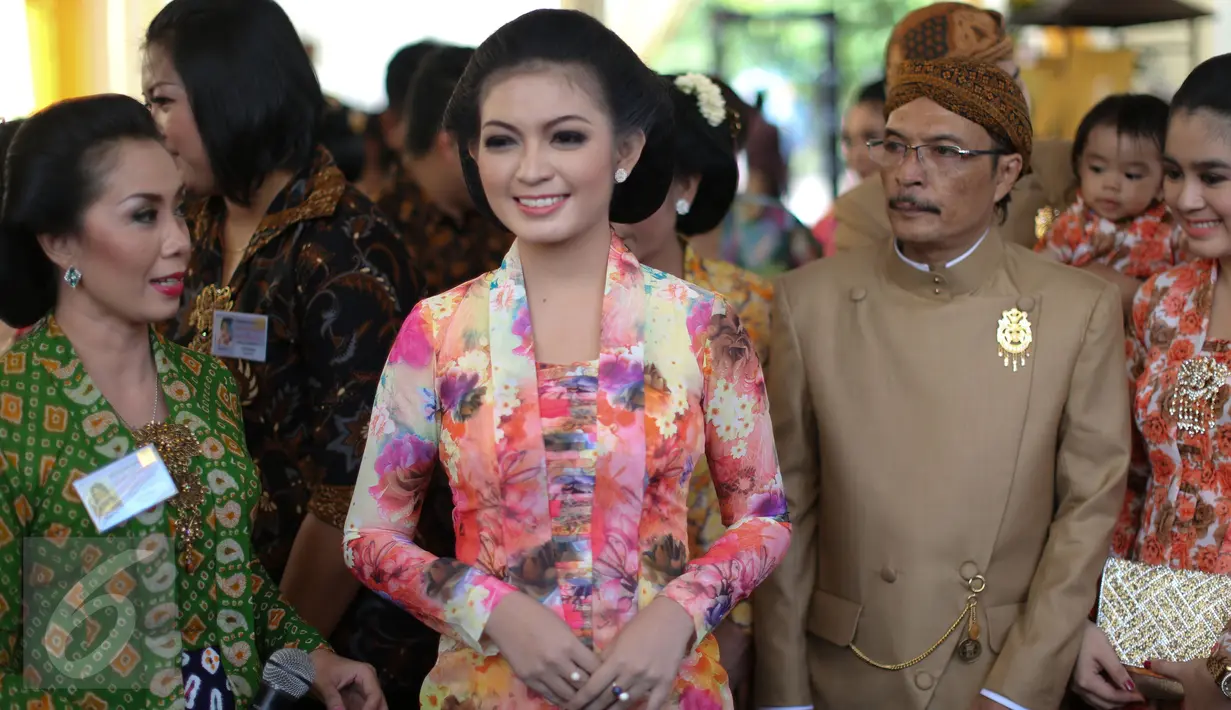 Aura kebahagiaan terpancar di wajah Selvi Ananda ketika memberikan keterangan pers usai menggelar prosesi siraman dan Sadean Dawet di kediamannya di Sumber, Solo, Jateng, Rabu (10/6/2015). (Liputan6.com/Faizal Fanani)