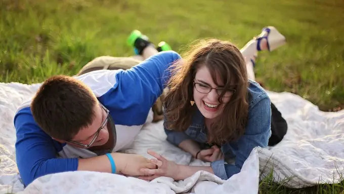 Sikap Sepele Cowok yang Sering Bikin Cewek Nggak Tahan Baper