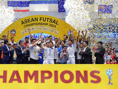 Timnas futsal Indonesia melakukan selebrasi saat menjadi juara Piala AFF 2024 setelah mengalahkan Vietnam dalam partai final yang berlangsung di Terminal 21 Korat, Nakhon Ratchasima, Thailand, Minggu (10/11/2024) malam WIB. (Dok. Federasi Futsal Indonesia)