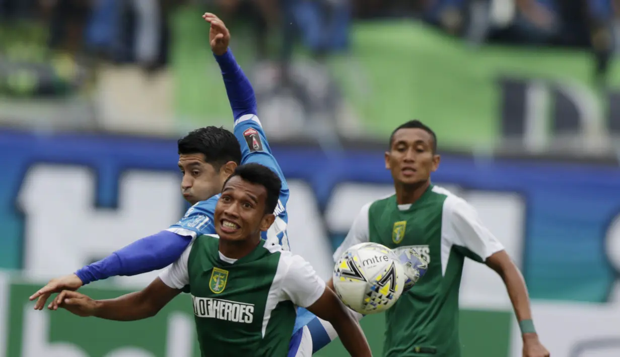 9. Aksi Irfan Jaya pada laga lanjutan Piala Presiden 2019 yang berlangsung di Stadion Jalak Harupat, Kab Bandung, Kamis (7/3). Persib Bandung kalah 2-3 kontra Persebaya Surabaya. (Bola.com/M.Iqbal Ichsan)