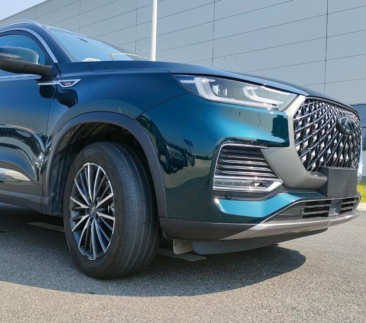 Varian Tiggo 8 Pro Max mengusung fitur all wheel drive (AWD). Fitur ini sangat terasa sekali saat kami berakselerasi di sirkuit pabrik Chery Automobile di Wuhu, China. Mobil begitu enak diajak ngebut, tapi stabil luar biasa.&nbsp;