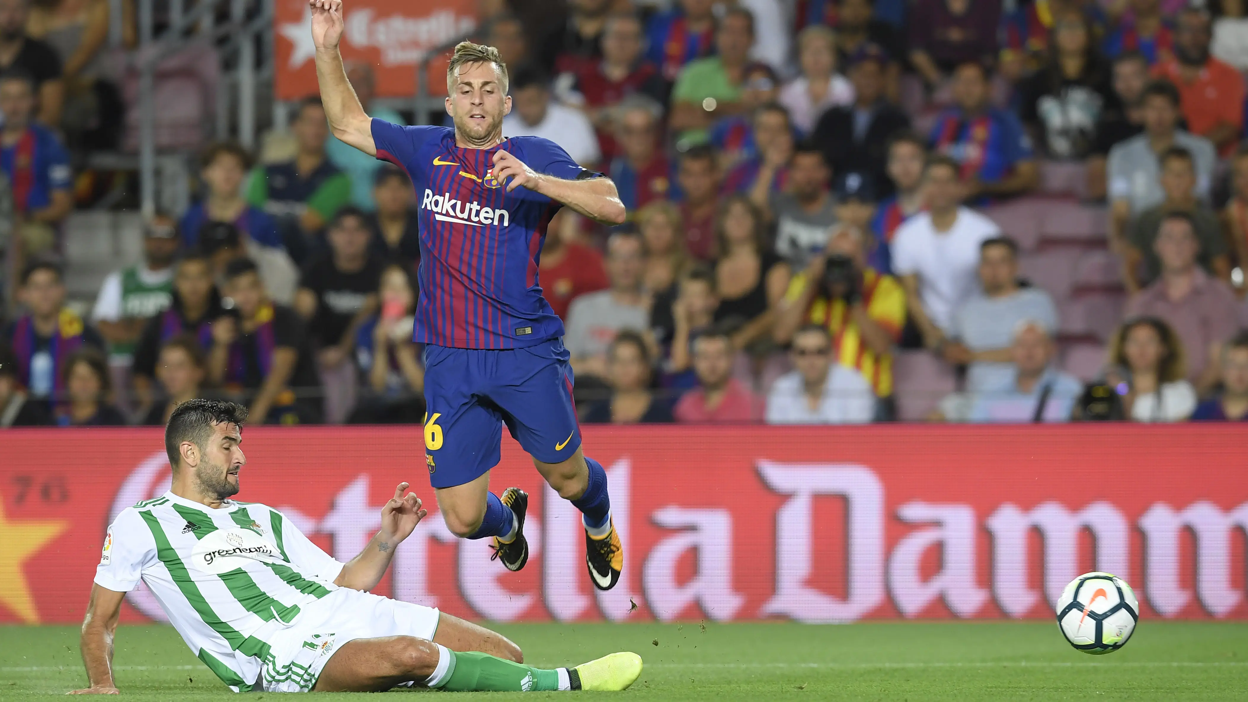 Gerard Deulofeu (kanan) masih belum berjodoh dengan Barcelona (AFP/Lluis Gene)