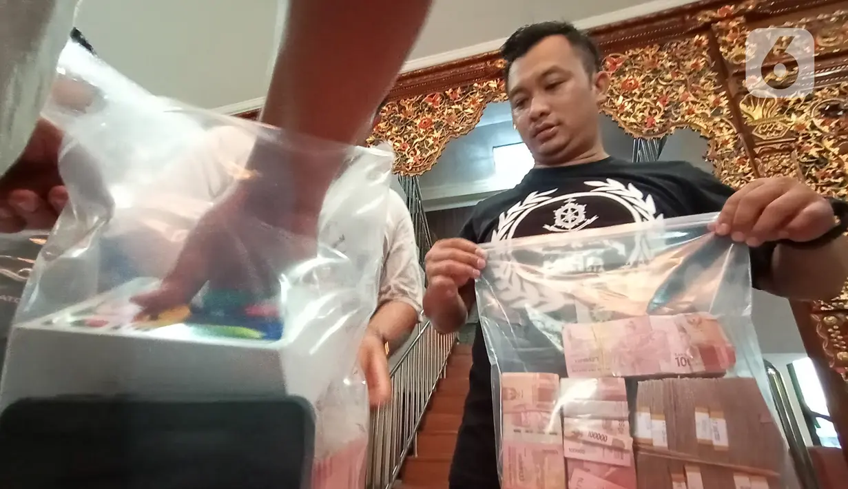 Polisi menunjukkan barang bukti kasus pembobolan ATM saat rilis di Polrestabes Semarang, Jawa Tengah, Kamis (9/1/2020). Dalam kasus ini polisi menyita barang bukti uang senilai Rp 775 juta. (Liputan6.com/Gholib)