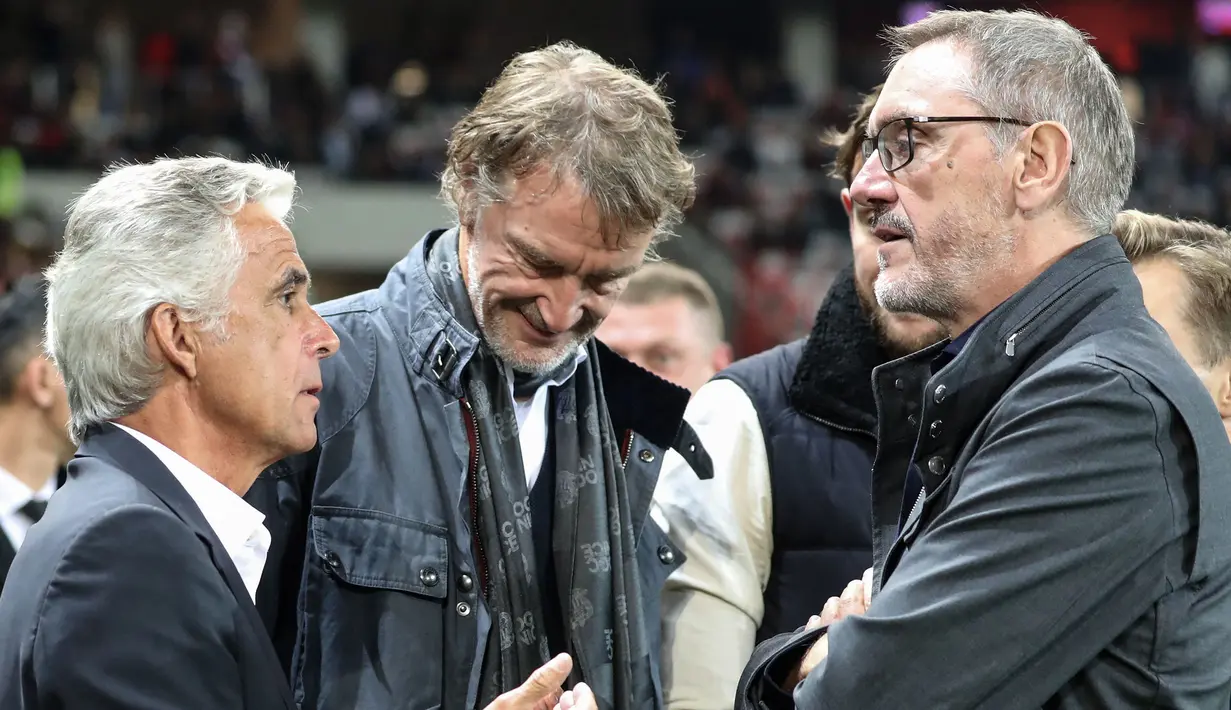 Sebagaimana diketahui, penjualan saham Glazer ini tampaknya merupakan respons dari pemilik klub atas desakan para penggemar Manchester United. Para penggemar Setan Merah sendiri kini tengah melancarkan aksi protes dengan mengancam akan mengosongkan Old Trafford pada laga kontra Liverpool nanti. (AFP/Valery Hache)