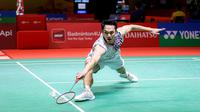 Pebulu tangkis tunggal putra Indonesia, Jonatan Christie berusaha menjangkau kok pukulan dari wakil Jepang, Kenta Nishimoto pada laga perempat final Indonesia Masters 2025 di Istora Senayan, Jakarta, Jumat (24/01/2025). (Bola.com/Bagaskara Lazuardi)