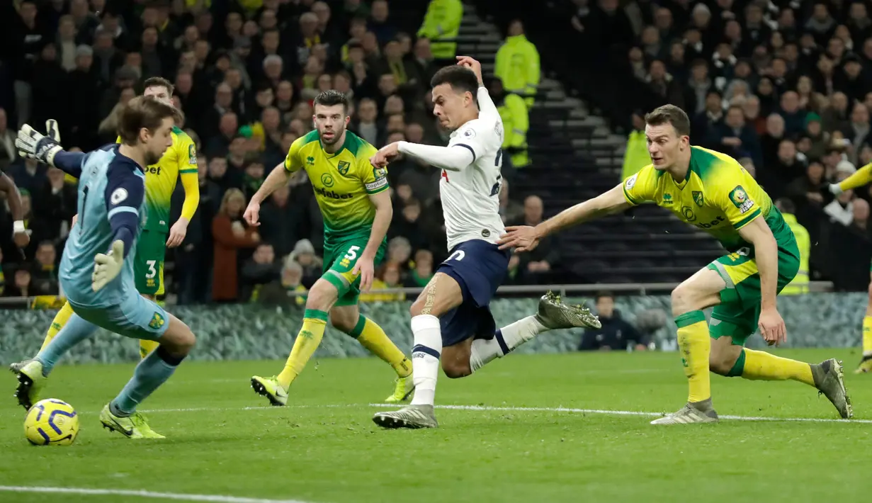 Gelandang Tottenham Hotspur, Dele Alli mencetak gol ke gawang Norwich City pada pekan ke-24 Liga Inggris di Tottenham Hotspur Stadium, London, Rabu (22/1/2020). Dele Alli dan Son Heung-min mencetak gol untuk membawa Tottenham Hotspur menang 2-1 atas Norwich City. (AP/Matt Dunham)
