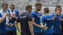 Para pemain Islandia melepas dahaga saat latihan di SUGBK, Jakarta, Sabtu (13/1/2018). Islandia menggelar latihan resmi jelang laga persahabatan melawan Indonesia. (Bola.com/Vitalis Yogi Trisna)