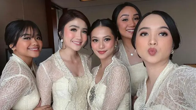 Febby Rastanty pakai kebaya putih (Instagram/febbyrastanty)