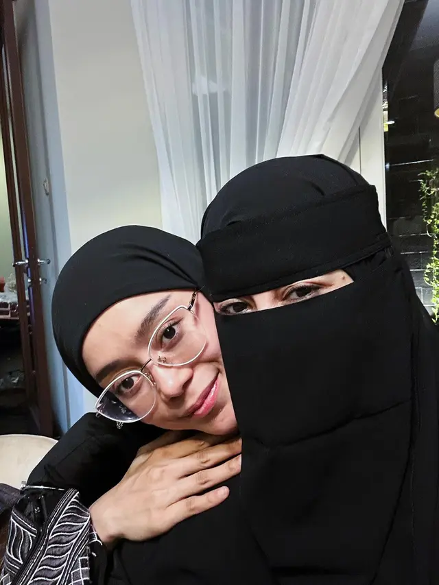 7 Potret Lesti Kejora dan Rizky Billar Rayakan Tahun Baru dengan Gelar Pengajian