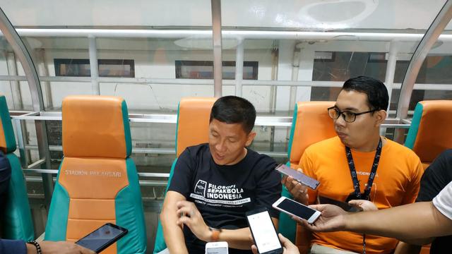CEO Persija, Ferry Paulus menyaksikan official training Madura United di Stadion Pakansari, Kabupaten Bogor, Kamis (11/7/2019).