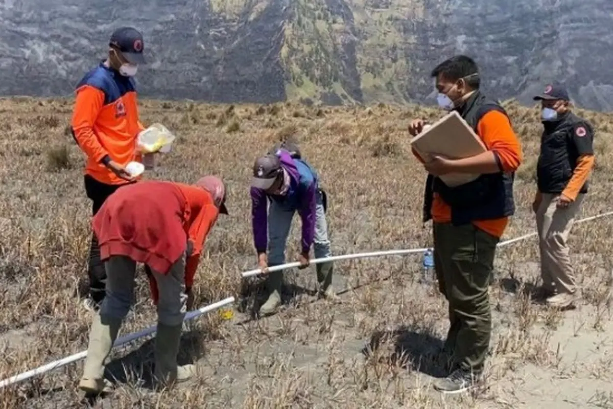 Penyambungan pipa air di kawasan Bromo yang rusak akibat kebakaran. (Istimewa)
