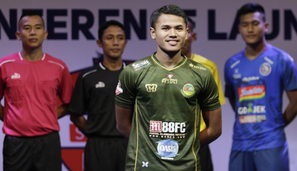Pemain PS Tira, Dimas Drajad berpose saat Peluncuran Shopee Liga 1 di SCTV Tower, Jakarta, Senin (13/5). Sebanyak 18 klub akan bertanding pada Liga 1 mulai tanggal 15 Mei. (Bola.com/Vitalis Yogi Trisna)