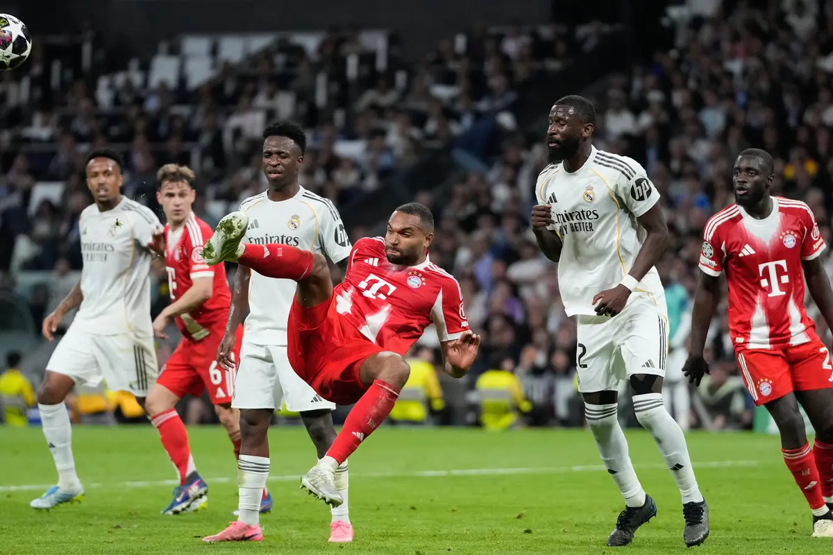 Pemain Bayern Munchen Jonathan Tah (tengah), pemain Real Madrid Antonio Rudiger (kanan), dan pemain Real Madrid Vinicius Junior