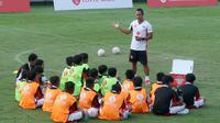 Legenda Persib Bandung, Atep Rizal, memberikan pengarahan dalam coaching clinic kepada 40 Bintang Muda Generasi Masa Depan 2025. (Istimewa)