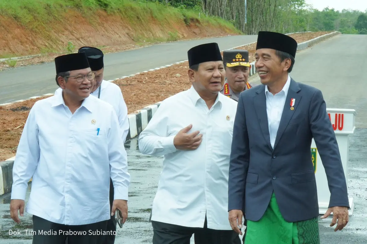 Menteri Pertahanan Prabowo Subianto kembali mendampingi Presiden Joko Widodo (Jokowi) saat kunjungan kerjanya di Kalimantan Selatan (Tim Media Prabowo Subianto)