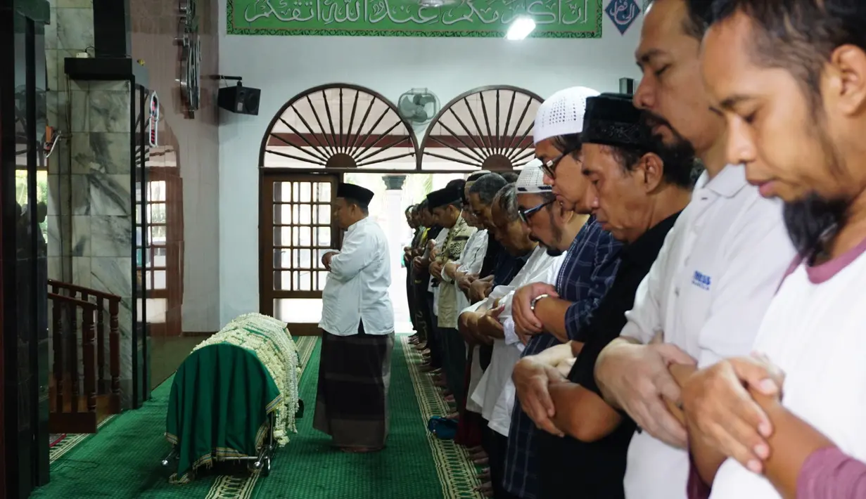 Usai waktu salat zuhur, jenazah Winastiwi di salatkan lantas diteruskan untuk dimakamkan di Pemakaman Umum Jeruk Purut, Jakarta Selatan. Suasana duka masih selimuti pemakaman ibunda Brian. (Syaiful Bahri/Bintang.com)