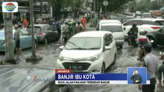 Sejumlah sepeda motor mogok akibat ruas Jalan Panjang, Jakarta Barat, terendam banjir.