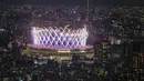 Kembang api menerangi Stadion Nasional dilihat dari dek observasi Shibuya Sky saat upacara penutupan Paralimpiade 2020 di Tokyo, Minggu (5/9/2021). (AP Photo/Kiichiro Sato)