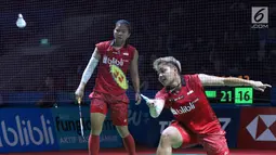 Ganda putri Indonesia, Greysia Polii/Apriyani Rahayu mengembalikan kok ke arah Maiken Fruergaard/Sara Thygesen (Denmark) pada babak pertama Indonesia Open 2018 di Istora GBK Jakarta, Selasa (3/7). Greysia/Apriyani unggul. (Liputan6.com/Helmi Fithriansyah)
