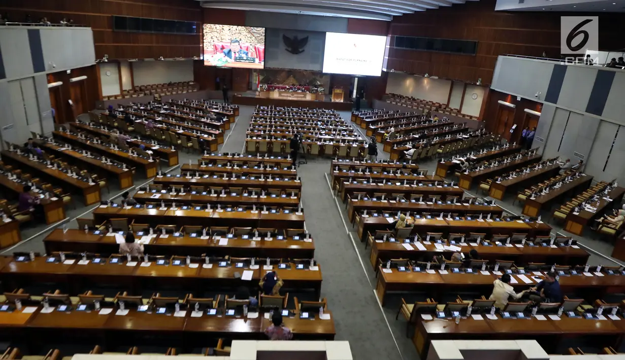 Suasana Rapat Paripurna ke-6 DPR masa persidangan I tahun sidang 2019-2020 di Kompleks Parlemen, Senayan, Jakarta, Selasa (3/9/2019). DPR dijadwalkan mengesahkan dua Rancangan Undang-Undang (RUU) yaitu RUU Sumber Daya Air (SDA) dan RUU Pekerja Sosial. (Liputan6.com/JohanTallo)