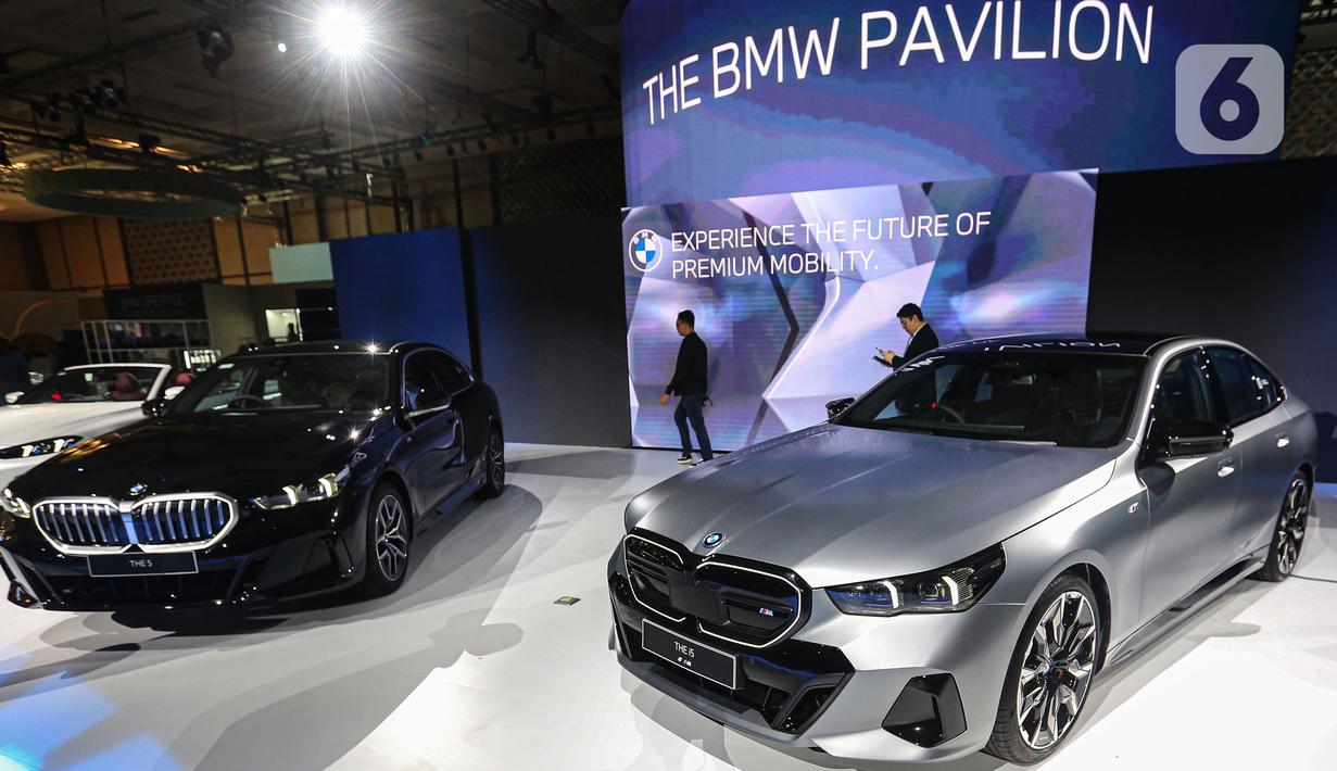 Sejumlah awak media melihat-lihat The All New 5 BMW saat diluncurkan pada Press Day pameran otomotif GAIKINDO Indonesia International Auto Show (GIIAS) 2024 di Indonesia Convention Exhibition (ICE) BSD, Serpong, Kabupaten Tangerang, Banten, Rabu (17/7/2024). (Liputan6.com/Angga Yuniar)