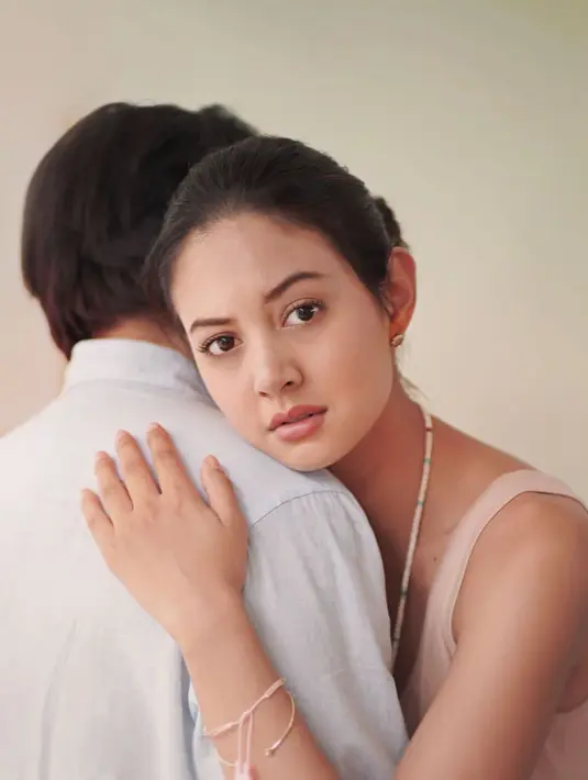 Selain lipstik, Aurelie kerap andalkan maskara untuk memperlentik bulu mata secara natural