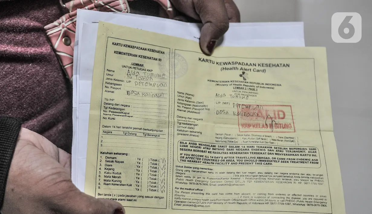 Penumpang kapal KM Dorolonda saat menunjukkan surat hasil rapid test di kota asal di Pelabuhan Tanjung Priok, Jakarta, Selasa (22/12/2020).(merdeka.com/Iqbal S. Nugroho)