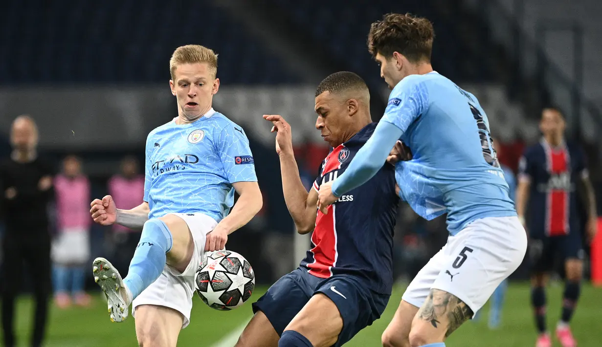 Striker Paris Saint-Germain, Kylian Mbappe (tengah) menguasai bola di antara dua pemain Manchester City dalam laga leg pertama semifinal Liga Champions 2020/2021 di Parc des Princes Stadium, Paris, Rabu (28/4/2021). PSG kalah 1-2 dari Manchester City. (AFP/Anne-Christine Poujoulat)