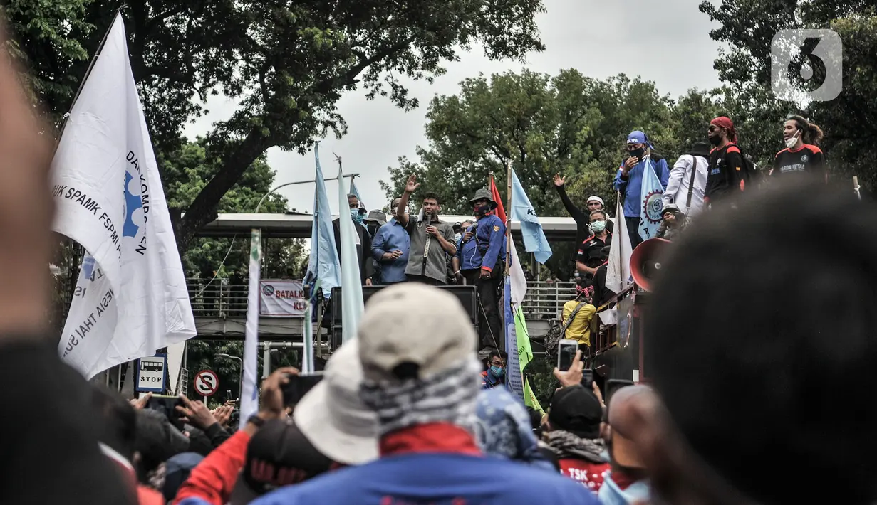 Presiden KSPI Said Iqbal saat berorasi di depan para buruh di kawasan Patung Kuda, Jakarta, Senin (2/11/2020). Massa buruh dari berbagai serikat pekerja tersebut menggelar demo terkait penolakan pengesahan omnibus law Undang-Undang Cipta Kerja dan upah minimum 2021. (merdeka.com/Iqbal S Nugroho)